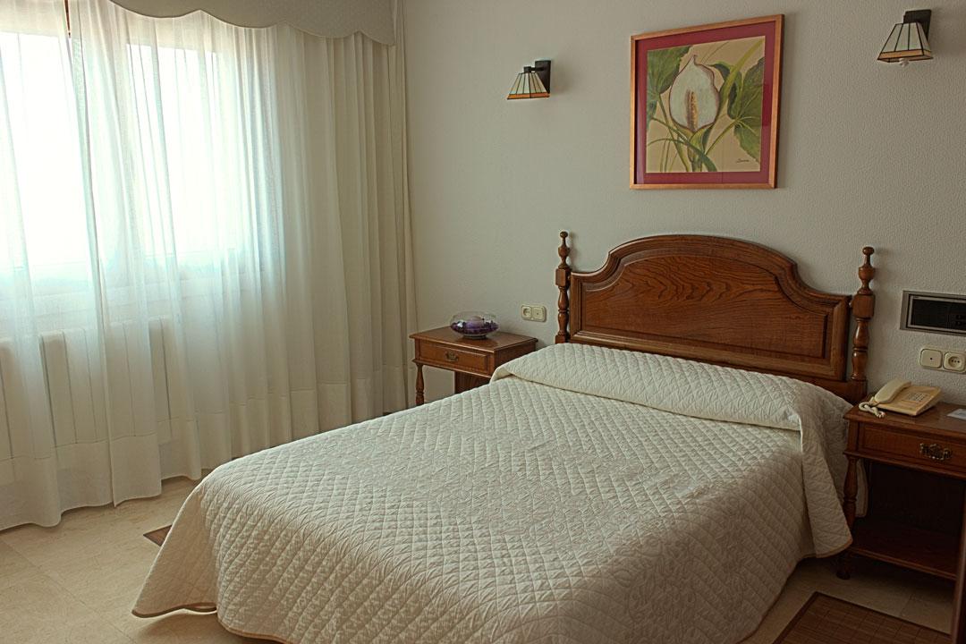 Hotel Serantes او غروف الغرفة الصورة